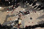 Люди бросают цветы во время пасхальной процессии в Овьедо, на севере Испании