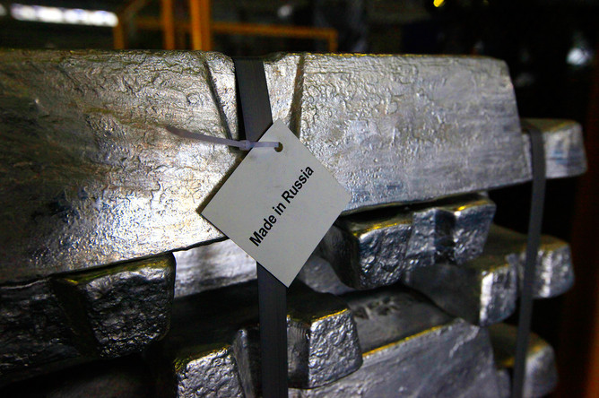 Алюминиевые заготовки на складе завода в Саяногорске