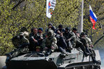 Вооруженные люди и бронетехника в центре Славянска
