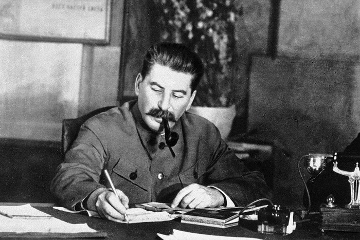 Мать Сталина была кухаркой, и он не переносил запаха готовящейся еды, однако поесть любил, в основном грузинскую еду — сациви и лобио, пхали из орехов, а также шашлыки, которые для гостей предпочитал готовить сам