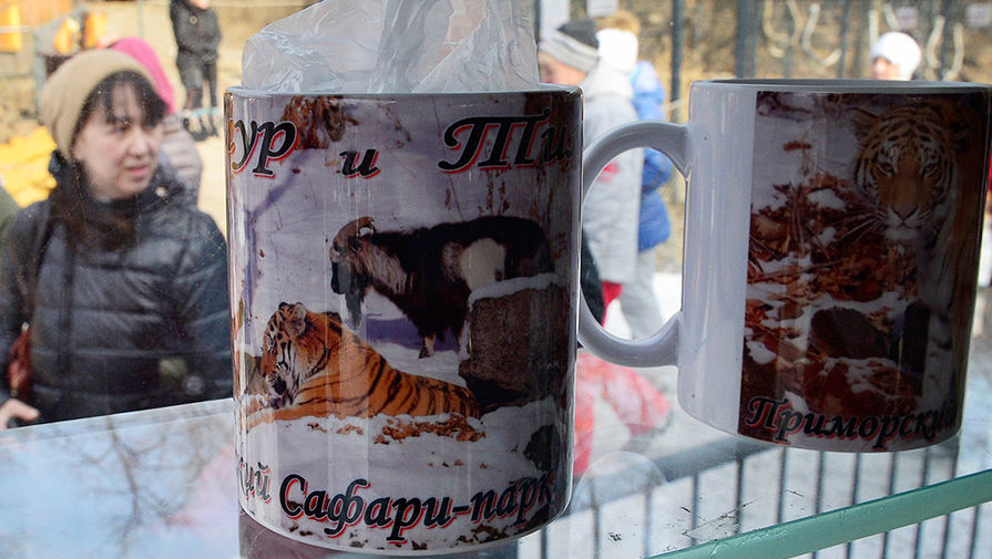 Продажа сувениров с&nbsp;изображением амурского тигра по&nbsp;кличке Амур и козла по&nbsp;кличке Тимур в&nbsp;Приморском сафари-парке 