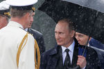 Президент России Владимир Путин (справа) поздравляет военнослужащих с Днем Военно-Морского Флота России