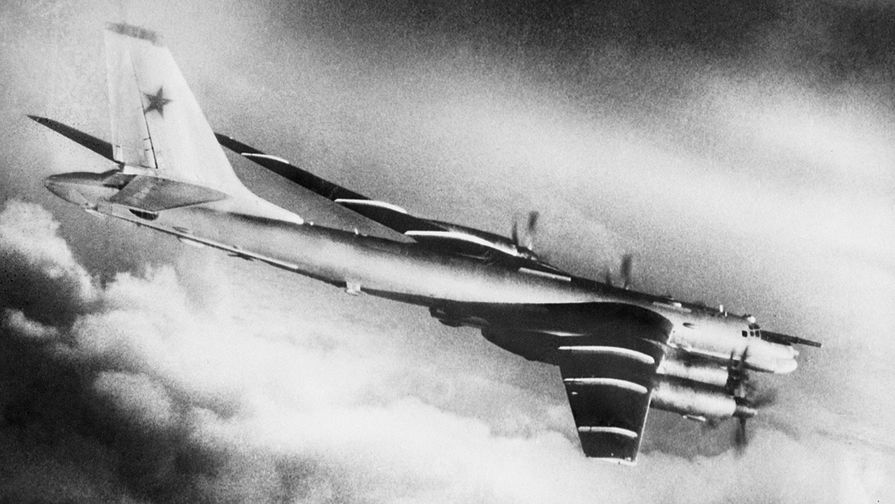 Самолет-ракетоносец Ту-95К-22 в&nbsp;полете, 1988&nbsp;год