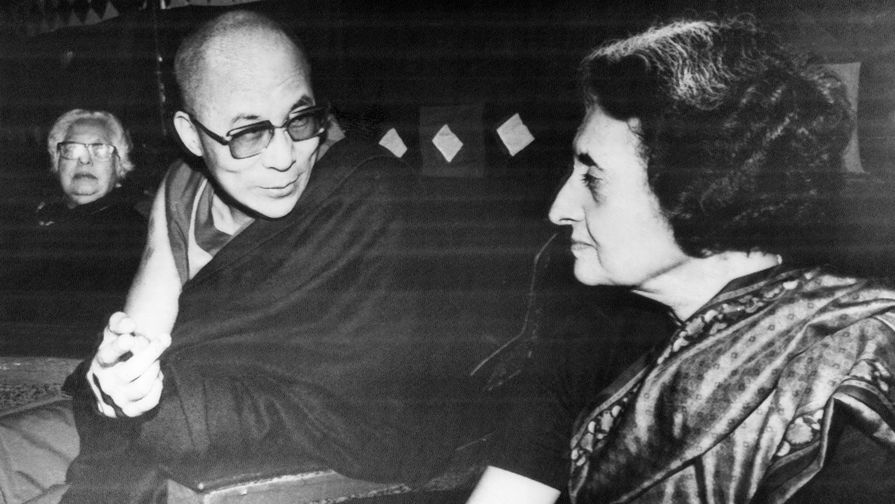 Изгнанный лидер Тибета Далай Лама и премьер-министр Индии Индира Ганди, Нью-Дели, 1979
