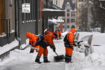 Сотрудники коммунальной службы убирают снег в центре столицы, 13 февраля 2021 года