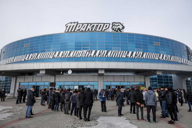 Во время церемонии прощания с хоккеистом петербургского клуба Молодежной хоккейной лиги (МХЛ) «Динамо» Тимуром Файзутдиновым на ледовой арене «Трактор» в Челябинске, 18 марта 2021 года