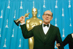 Томми Ли Джонс со статуэткой «Оскар» за лучшую мужскую роль второго плана в фильме «Беглец», 1994 год