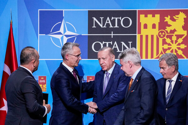 Президент Турции Реджеп Тайип Эрдоган (в центре) и генеральный секретарь НАТО Йенс Столтенберг (второй слева) после подписания меморандума, в котором Турция соглашается на членство Финляндии и Швеции в НАТО, Мадрид, Испания, 28 июня 2022 года