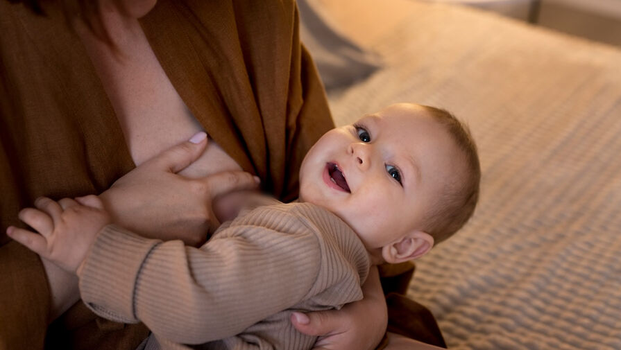 Ученые назвали преимущество маленького бюста при грудном вскармливании детей