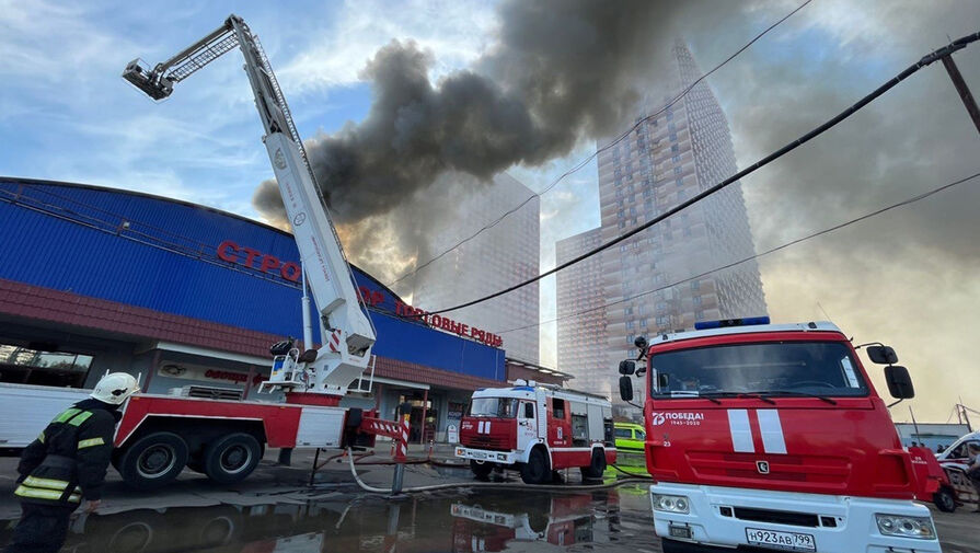 На горящем складе на северо-востоке Москвы произошло частичное обрушение кровли