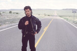<b>«Прирожденные убийцы» (1994)</b>
<br><br>
Знаменитый фильм Оливера Стоуна по (сильно переработанному) сценарию Квентина Тарантино, лауреат Венецианского кинофестиваля, обращается к истории пары серийных убийц (Вуди Харрельсон и Джульетт Льюис), которые путешествуют по США 90-х годов — и параллельно совершают страшные преступления, из-за чего становятся знаменитыми. Дауни-младший в ленте исполнил роль журналиста и ведущего шоу «Американские маньяки». Любопытно, что в процессе подготовки к съемкам актер много времени провел в компании австралийского «короля сенсаций» Стива Данлива — и настолько им проникся, что перенял акцент. Стоун по итогам решил, что его персонаж должен говорить именно так — на австралийский манер.
