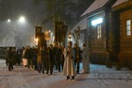 Верующие и священнослужители во время ночной пасхальной службы идут крестным ходом вокруг деревянного православного храма Абалакской иконы Божией Матери «Знамение» в Дивногорске Красноярского края, 20 апреля 2025 года