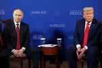 Президент РФ Владимир Путин и президент США Дональд Трамп во время встречи на военной базе Эльмендорф-Ричардсон на Аляске, 15 августа 2025 года
