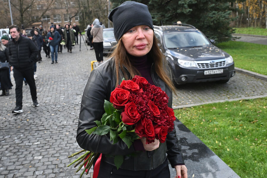 Актриса Татьяна Шитова на&nbsp;церемонии прощания с&nbsp;актером Романом Поповым в&nbsp;Центральной клинической больнице (ЦКБ) в&nbsp;Москве, 1&nbsp;ноября 2025&nbsp;года