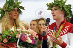 Синхронистки Наталья Ищенко и Светлана Ромашина (слева направо) во время церемонии встречи в аэропорту Шереметьево спортсменов олимпийской сборной России