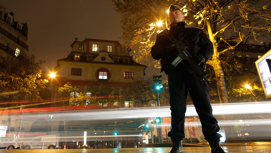 Полицейский возле концертного зала «Батаклан» в&nbsp;Париже перед&nbsp;началом концерта британского певца Стинга