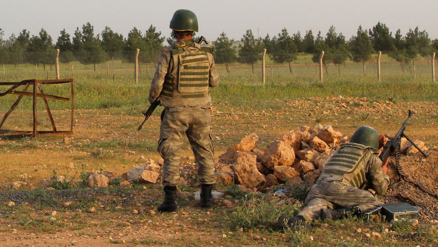 Турецкие военные на посту в приграничном городе Акчакале на турецко-сирийской границе в провинции Шанлыурфа, Турция, 27 апреля 2017 года