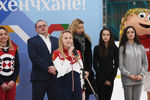 Российская гимнастка Дарья Спиридонова (в центре) на торжественных проводах фигуристок Евгении Медведевой и Алины Загитовой