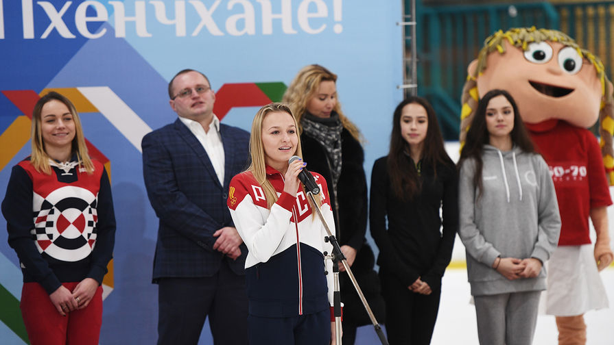 Российская гимнастка Дарья Спиридонова (в центре) на&nbsp;торжественных проводах фигуристок Евгении Медведевой и Алины Загитовой