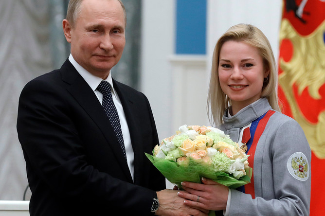 Президент России Владимир Путин и российская фигуристка, золотой и серебряный призер по фигурному катанию Евгения Тарасова, награжденная орденом «За заслуги перед Отечеством I степени» на церемонии вручения государственных наград победителям и призерам XXIII зимних Олимпийских игр в Пхенчхане, 28 февраля 2018 года