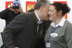 Кандидаты в президенты РФ Павел Грудинин (КПРФ) поцеловал сотрудницу избирательного участка сразу после голосования, 18 марта 2018 года
