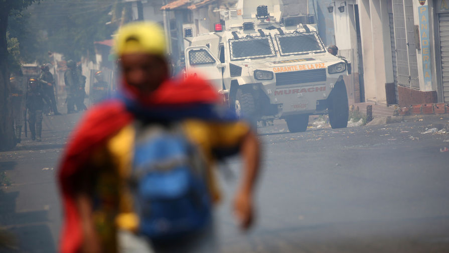 Сотрудники силовых структур Венесуэлы во время столкновений с протестующими в городе Уренья на границе с Колумбией, 23 февраля 2019 года