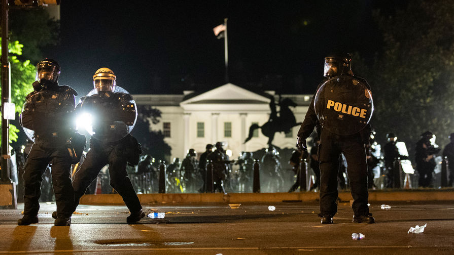 Полиция охраняет территорию Белого дома в&nbsp;Вашингтоне от протестующих, 1 июня 2020 года