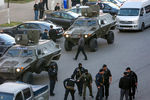 Полицейские автомобили возле отделения Банка Грузии в Зугдиди, где вооруженный мужчина захватил заложников, 21 октября 2020 года