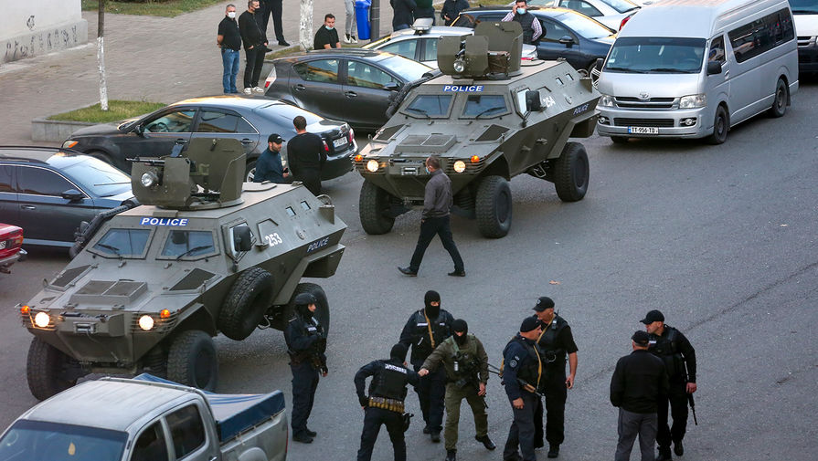 Полицейские автомобили возле отделения Банка Грузии в&nbsp;Зугдиди, где вооруженный мужчина захватил заложников, 21 октября 2020 года