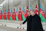 Президент Азербайджана Ильхам Алиев и президент Турции Реджеп Тайип Эрдоган во время военного парада в Баку, 10 декабря 2020 года