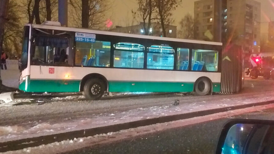 В Санкт-Петербурге пьяный водитель автобуса врезался в фонарный столб и застрял
