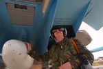 Пилот многофункционального бомбардировщика Су-34 перед вылетом с авиабазы Хмеймим в пункты постоянного базирования на территории России