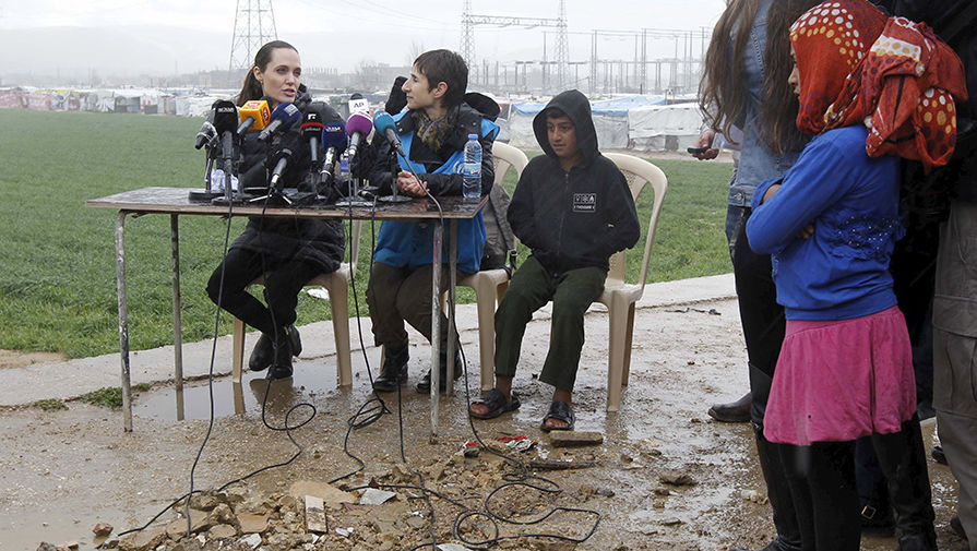 Анджелина Джоли встретилась с&nbsp;беженцами в&nbsp;долине Бекаа в&nbsp;Ливане