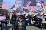 Местные жители во время празднования Дня конституции Чеченской Республики перед Центральной мечетью в Грозном