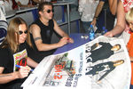 Участники группы «Би-2» Лева и Шура подписывают плакаты для поклонников. Волгоград, 2005
