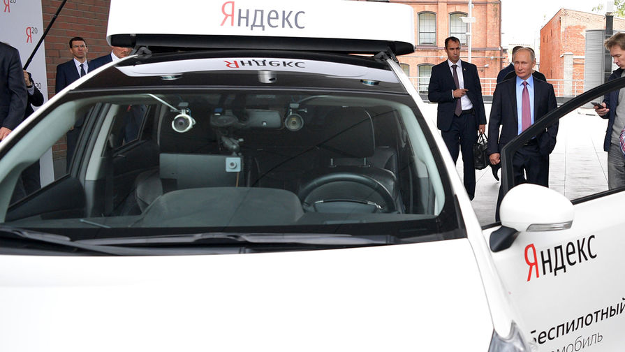 Владимир Путин и генеральный директор &laquo;Яндекс&raquo; Аркадий Волож во время демонстрации действующего прототипа беспилотного автомобиля в&nbsp;московском офисе компании, 21 сентября 2017 года