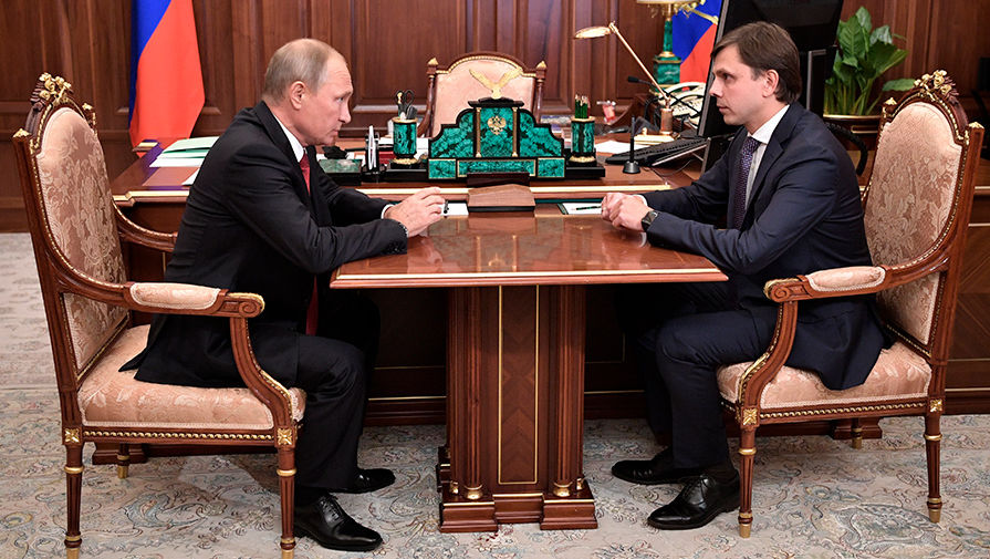 Владимир Путин и временно исполняющий обязанности губернатора Орловской области Андрей Клычков во время встречи, 5 октября 2017 года