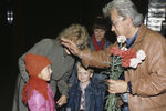 Аллан Чумак с людьми, надеющимися на исцеление, 1991 год