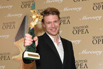 Актер Никита Ефремов, получивший премию в номинации «Лучший актер онлайн-сериала», после торжественной церемонии вручения XXI Национальной премии в области кинематографии «Золотой Орел», 2023 год
