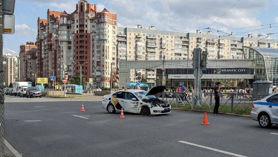 Ребенок вылетел из окна такси при столкновении с минивэном