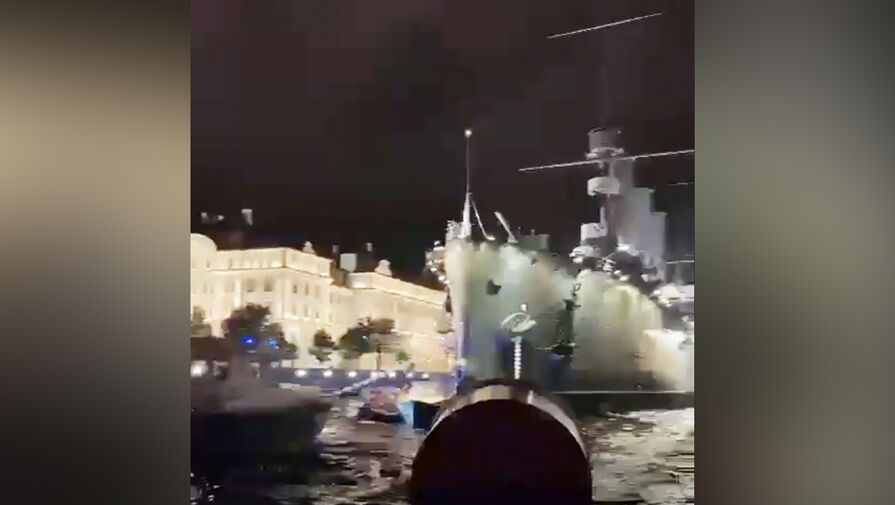 Катер врезался в крейсер Аврора в Петербурге