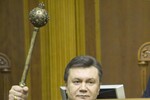 Президент Украины Виктор Янукович держит булаву, исторический символ власти, во время принятия присяги в парламенте в Киеве, 25 февраля 2010 года