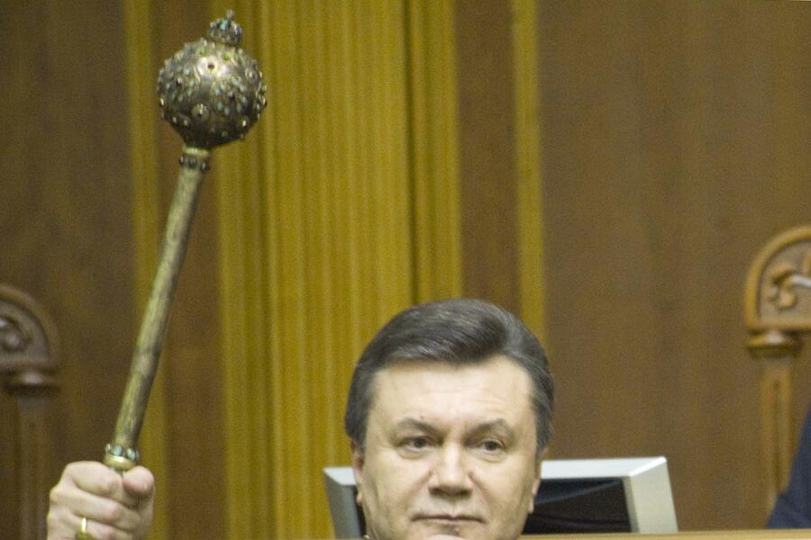 Президент Украины Виктор Янукович держит булаву, исторический символ власти, во время принятия присяги в&nbsp;парламенте в&nbsp;Киеве, 25&nbsp;февраля 2010&nbsp;года