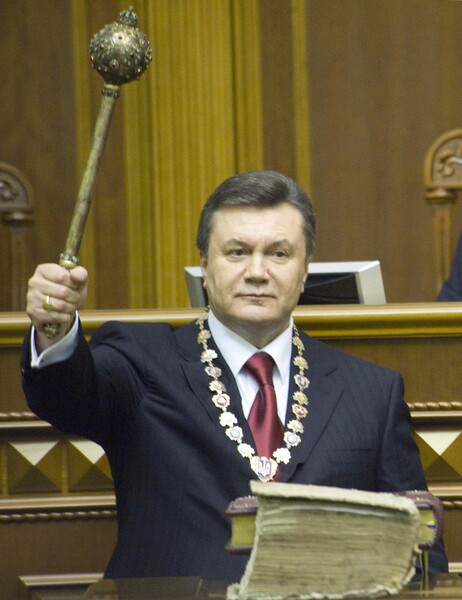Президент Украины Виктор Янукович держит булаву, исторический символ власти, во время принятия присяги в&nbsp;парламенте в&nbsp;Киеве, 25&nbsp;февраля 2010&nbsp;года