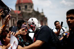 Мексиканский рестлер по прозвищу «Клоун-убийца» во время ежегодного паломничества к Базилике Святой Девы Гваделупской в Мехико, Мексика, 17 августа 2017 года