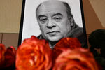 Цветы в память об актере Леониде Броневом в театре «Ленком»