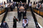 Вынос гроба с телом актера и режиссера Владимира Меньшова после церемонии прощания в Москве, 8 июля 2021 года