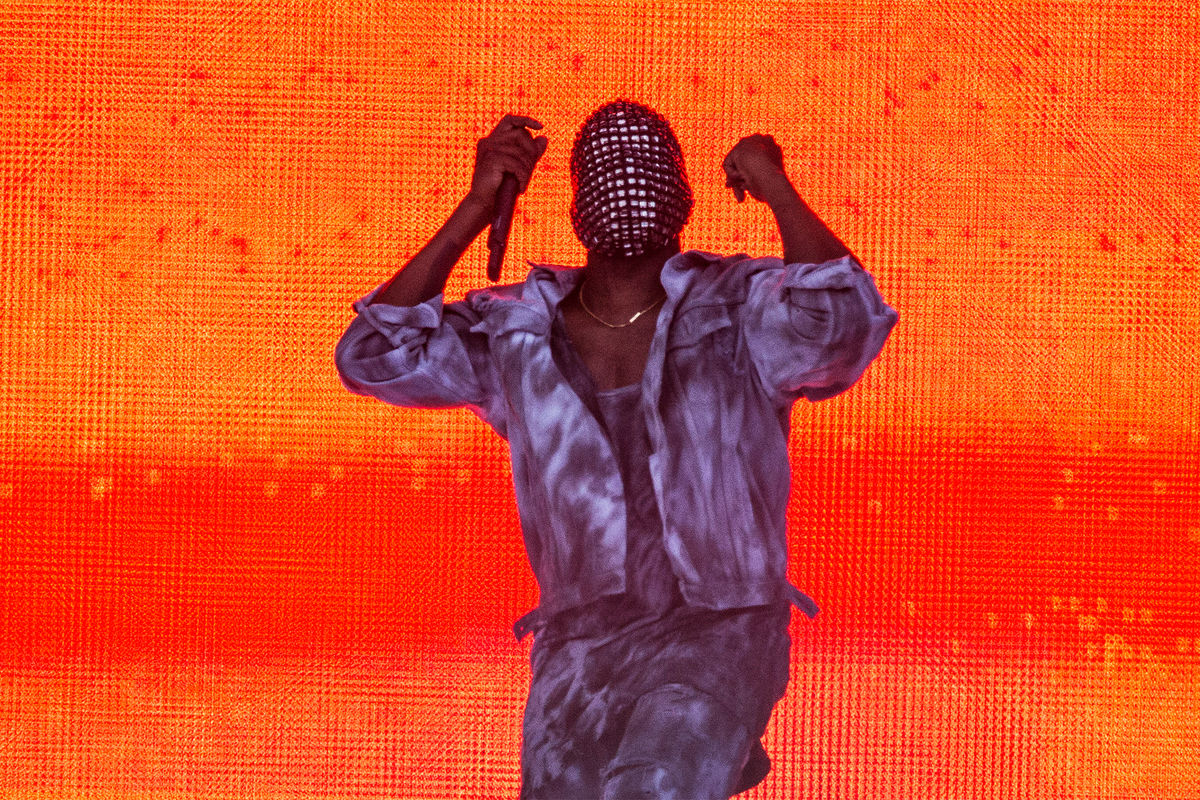 Kanye west vultures 2. Kanye West в маске. Kanye West 2023.