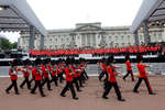 Проходившим мимо участницам военного парада из королевской ложи отдавал честь принц Чарльз