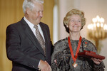 Президент РФ Борис Ельцин и актриса Юлия Борисова в Георгиевском зале Кремлевского дворца во время вручения Государственных премий в области литературы и искусства, 1995 год